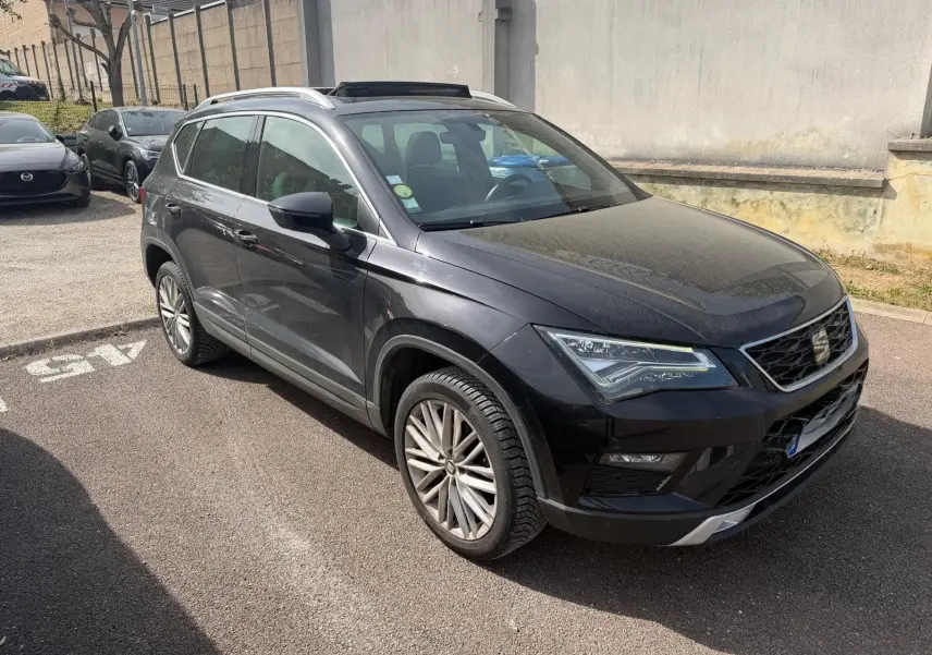 SEAT Ateca noir 2019 en 3/4 avant droit, avec jantes alliage et toit ouvrant panoramique visible.