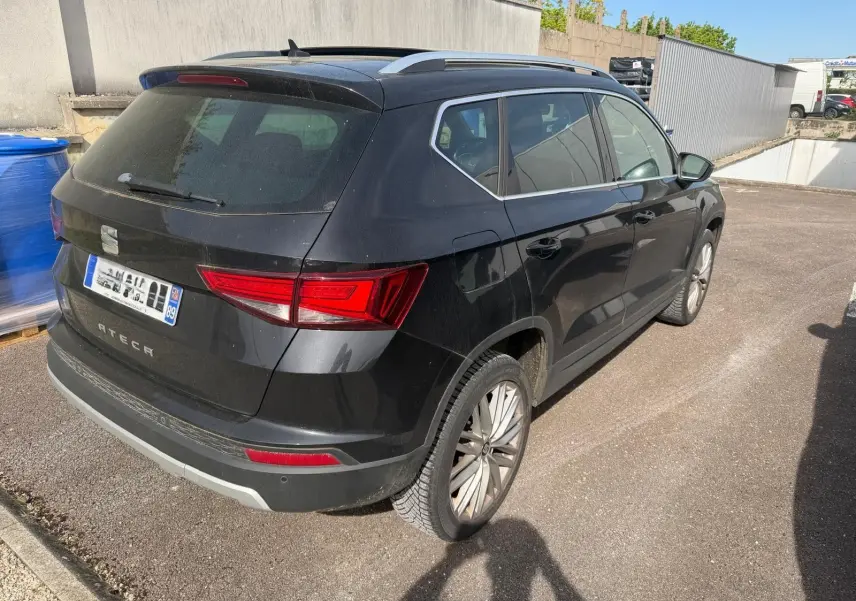Vue 3/4 arrière droite d'un SEAT Ateca noir 2019 avec jantes alliage et feux arrière LED distinctifs.