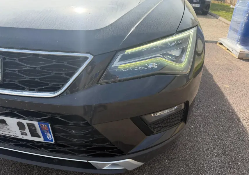 Vue rapprochée 3/4 avant droit du SEAT Ateca noir avec phares LED et calandre noire chromée.