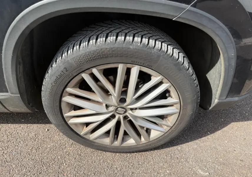 Gros plan sur la roue avant gauche du SEAT Ateca noir avec jante alliage 18 pouces à multiples branches.