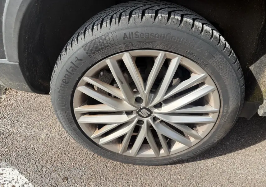 Gros plan sur la jante alliage 18 pouces argentée du SEAT Ateca noir, avec pneu Continental AllSeasonContact.