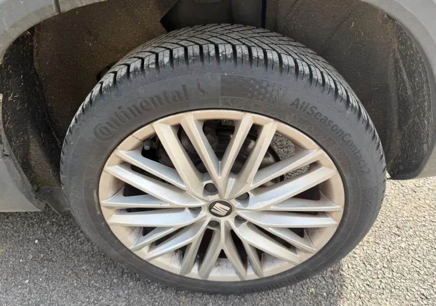 Gros plan sur la roue avant droite du SEAT Ateca noir, jante alliage 18 pouces avec logo SEAT central.