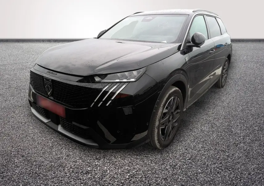 Peugeot 5008 noir vue 3/4 avant droit avec calandre distinctive et phares LED griffés.