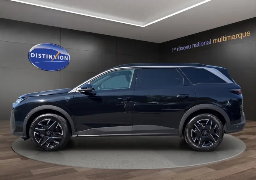 Peugeot 5008 noir vue de profil côté gauche, avec jantes noires et détails gris sur bas de caisse.