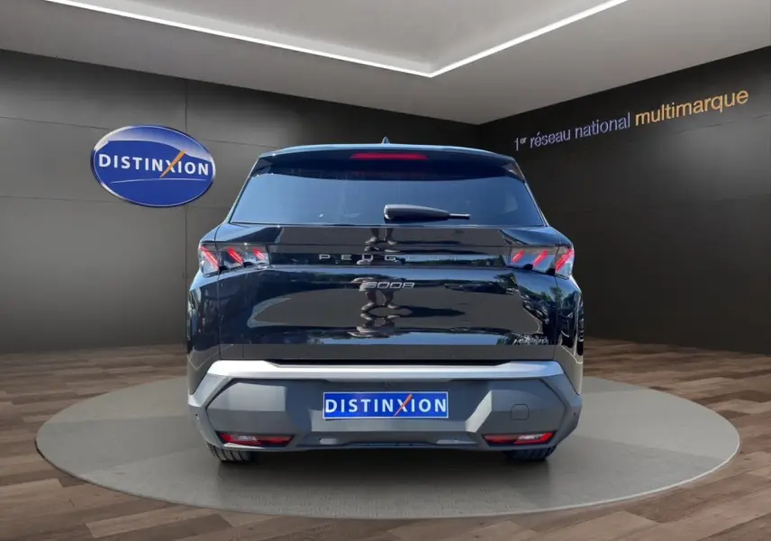 Vue arrière du Peugeot 5008 noir 2025 avec feux LED et logo distinctif sur fond showroom.