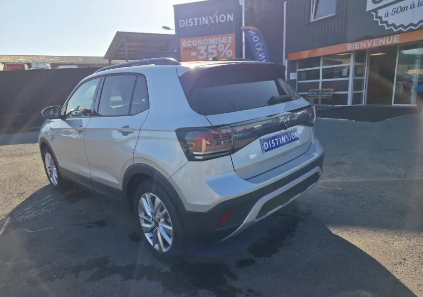 Vue 3/4 arrière droite d'un Volkswagen T-Cross gris métallisé avec jantes alliage et vitres arrière surteintées.