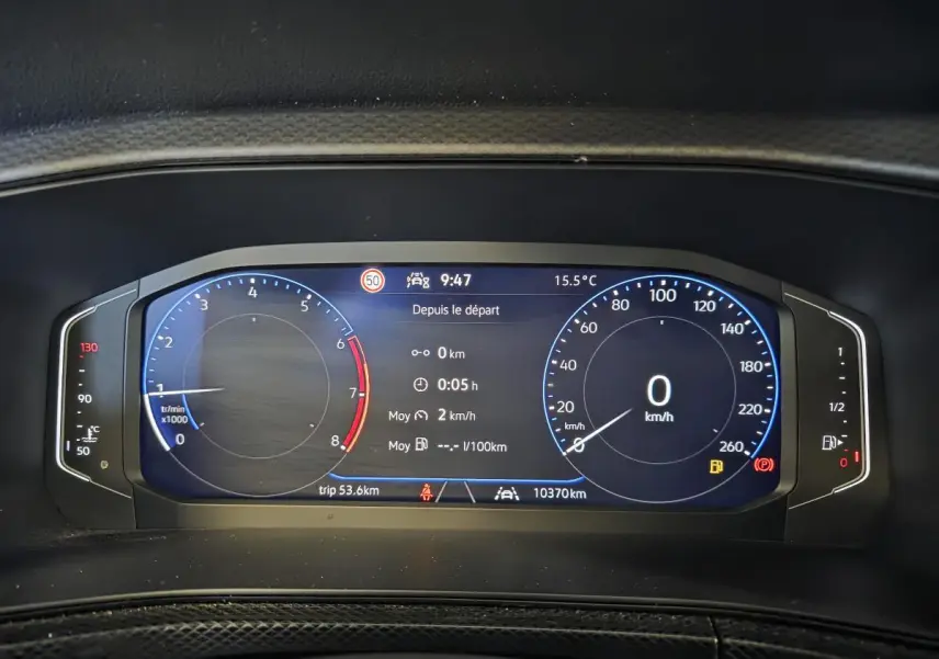 Vue rapprochée du combiné d'instruments digital du Volkswagen T-Cross 2025 affichant la vitesse et le régime moteur.