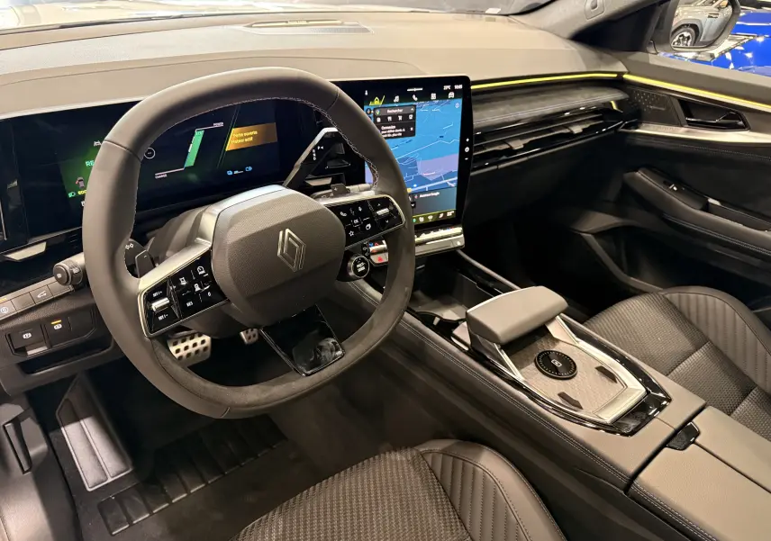 Vue intérieure côté conducteur du Renault Austral Full hybrid E-Tech 2026, avec volant multifonction et écran tactile vertical.