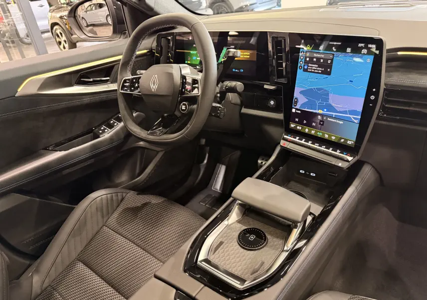 Vue intérieure côté conducteur du Renault Austral 2026, avec volant multifonction, écran tactile vertical et sellerie noire.