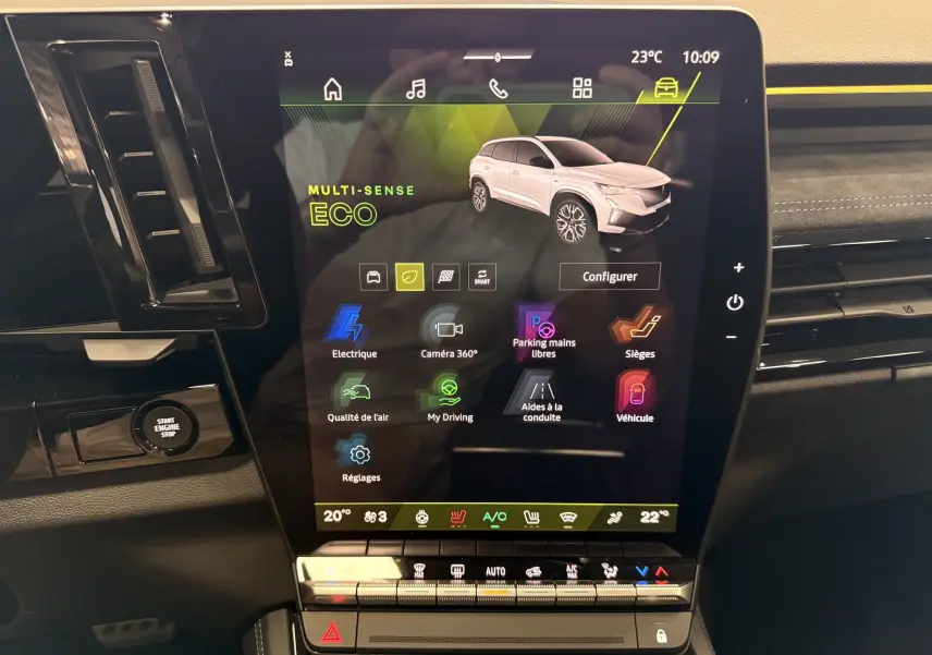 Écran tactile central du Renault Austral blanc nacré, affichant le mode de conduite Eco en vue intérieure.