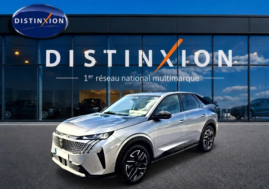 Peugeot 3008 gris artense vue 3/4 avant droit devant un bâtiment vitré avec logo Distinxion.