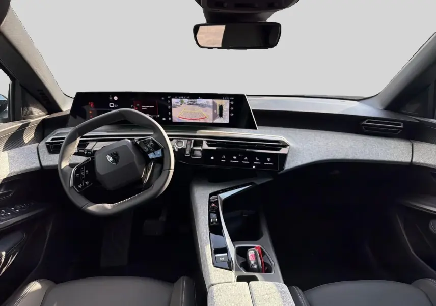 Vue intérieure avant du Peugeot 3008 1.2 hybrid 145 allure business e-dcs6 avec tableau de bord numérique et volant cuir multifonction.