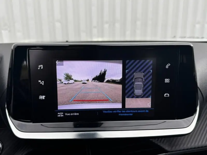 Écran central du Peugeot 2008 blanc banquise montrant la caméra de recul et l'affichage 360° du stationnement