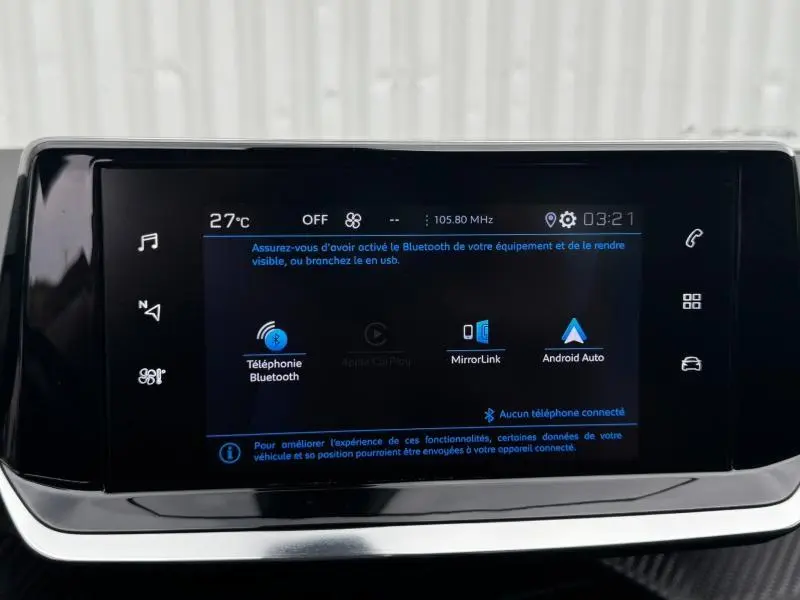 Écran tactile central du Peugeot 2008 blanc banquise 2020 affichant les options Bluetooth et Android Auto