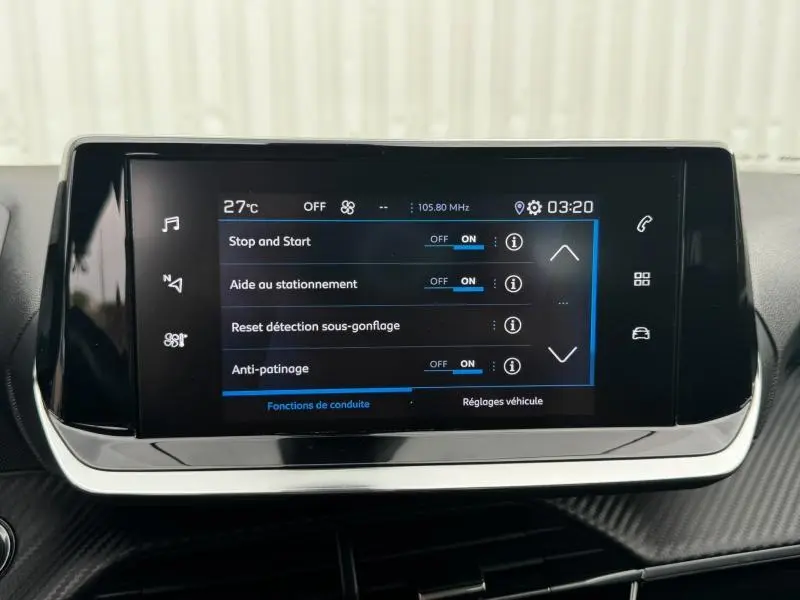 Écran tactile central du Peugeot 2008 blanc banquise de 2020 affichant les réglages d'aide à la conduite.
