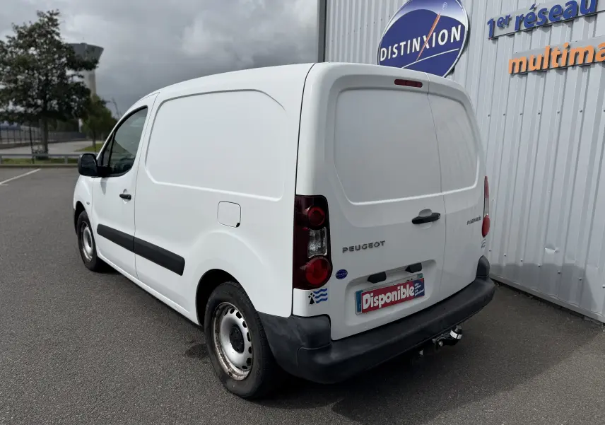 Vue 3/4 arrière droite d’un utilitaire Peugeot Partner blanc de 2017 avec hayon fermé et attelage visible.