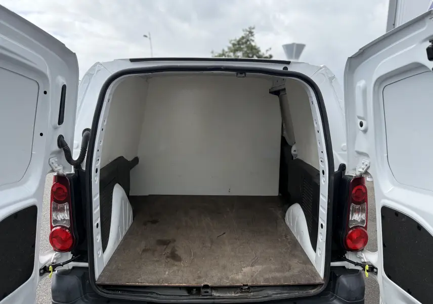Vue arrière ouverte du Peugeot Partner blanc 2017, montrant l'espace de chargement vide avec plancher en bois.
