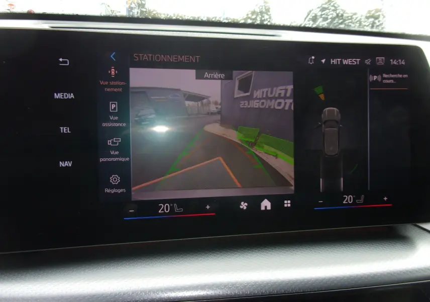 Écran intérieur de BMW X1 2024 montrant la caméra de recul avec guidage de stationnement et affichage des capteurs.