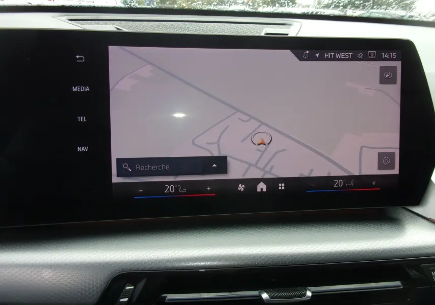 Écran tactile central du BMW X1 2024 affichant la navigation, avec commandes climatisation intégrées en bas.