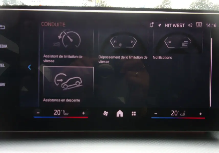 Écran tactile intérieur du BMW X1 2024 affichant les aides à la conduite et la climatisation à 20°C.