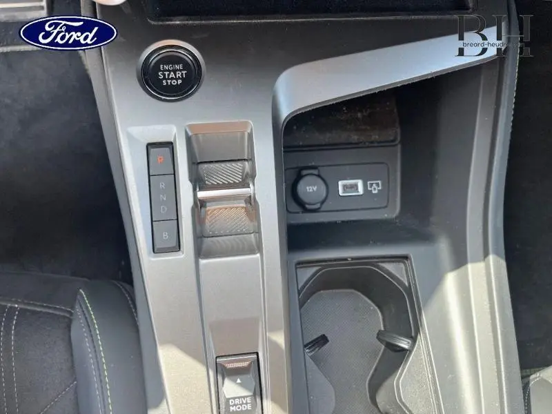 Console centrale vue de dessus avec levier de vitesses et bouton start/stop dans une Peugeot 308 SW blanc Okénite