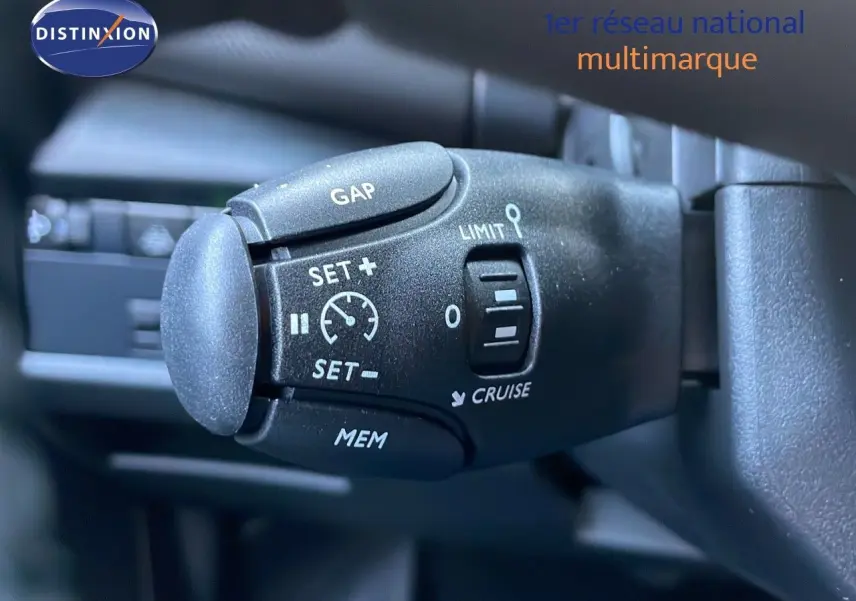 Gros plan sur la commande de régulateur de vitesse du Citroën C5 Aircross noir Perla Metal 2025.