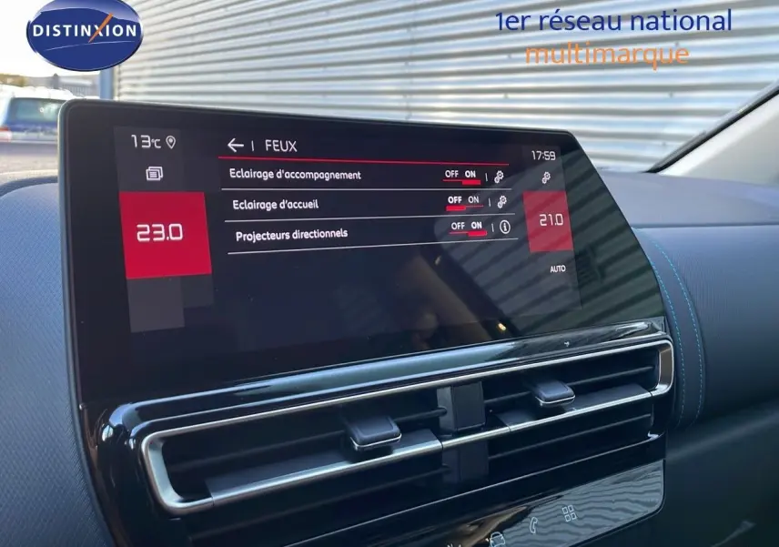 Écran tactile central du tableau de bord du Citroën C5 Aircross 2025 avec réglages d'éclairage et finition cuir noir.