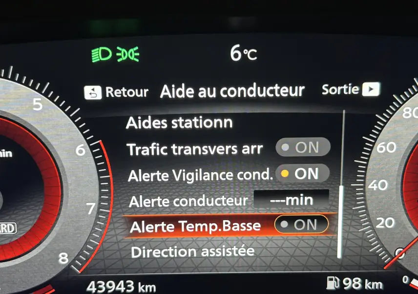 Affichage numérique du tableau de bord du Nissan Qashqai 2023 montrant les aides à la conduite et la température extérieure à 6°C.