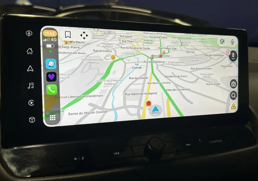 Écran tactile central du Nissan Qashqai 1.3 Hybrid 2023 affichant la navigation GPS avec interface connectée.
