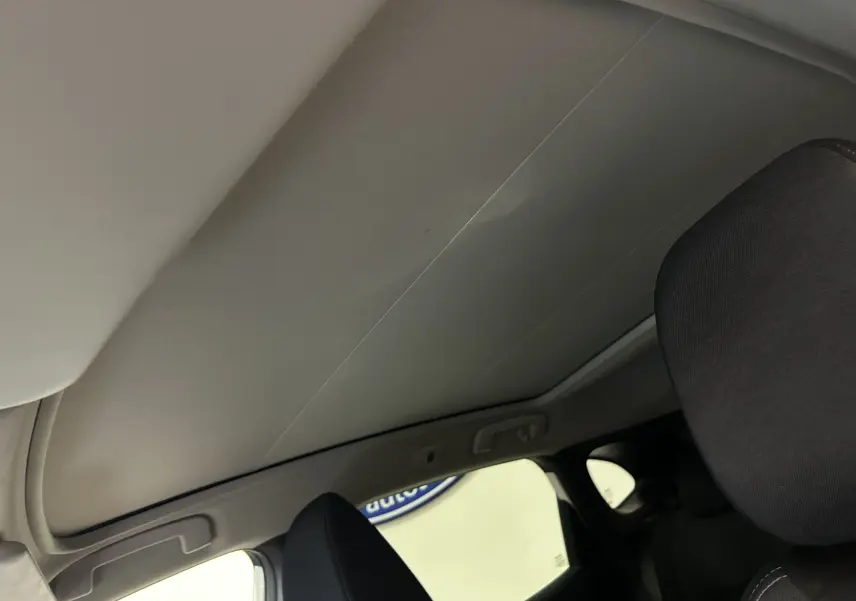 Toit panoramique intérieur du Nissan Qashqai 1.3 Hybrid 140 N-Connecta, vue depuis les sièges arrière côté droit.