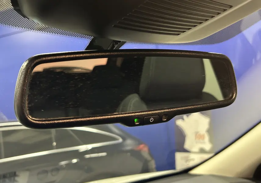 Rétroviseur intérieur du Nissan Qashqai 2023, avec bouton de réglage et témoin lumineux vert.