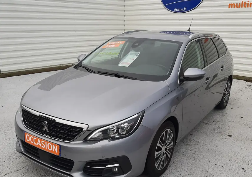 Peugeot 308 SW gris Artense vue 3/4 avant droit, break essence avec jantes alliage et plaques occasion.