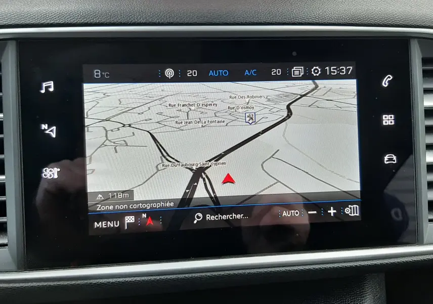 Écran tactile central du tableau de bord de la Peugeot 308 SW 2021 affichant la navigation GPS en mode carte.