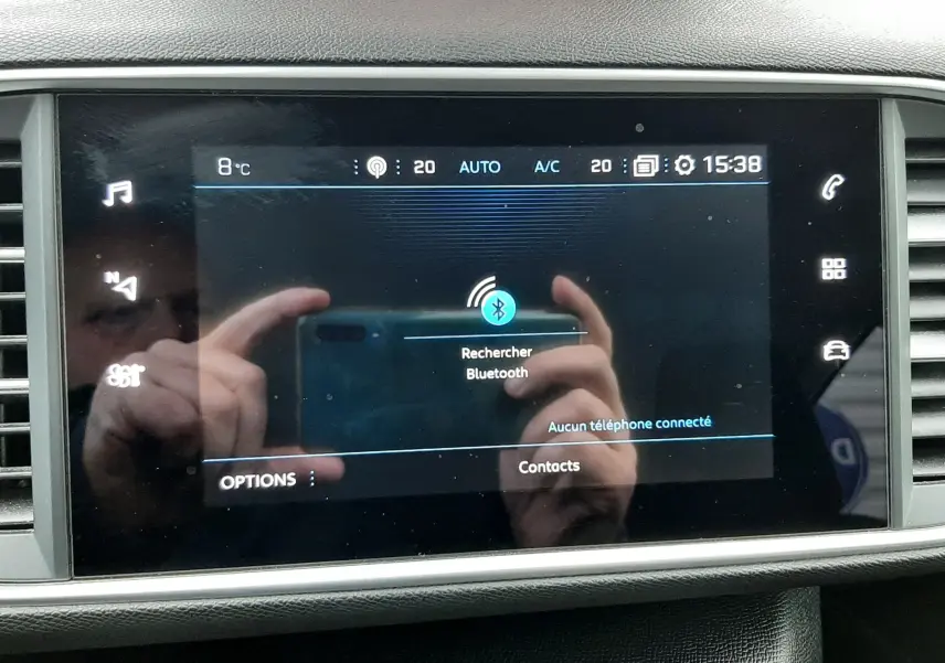 Écran tactile central du tableau de bord du Peugeot 308 SW gris, affichant la recherche Bluetooth en mode automatique.