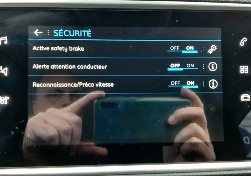 Écran tactile central de la Peugeot 308 SW 2021 affichant les réglages de sécurité avec options activées.