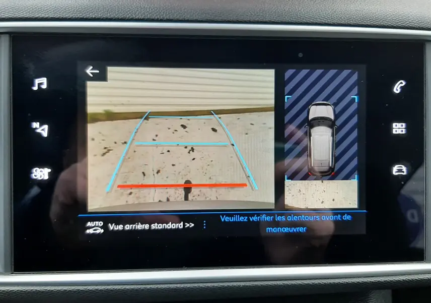 Écran multimédia de la Peugeot 308 SW 2021 affichant la caméra de recul avec vue arrière et vue aérienne du véhicule.