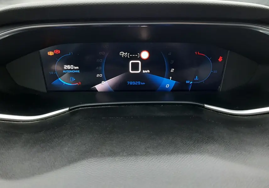 Vue rapprochée du tableau de bord numérique de la Peugeot 308 SW 2021, affichant 78929 km et autonomie essence 260 km.