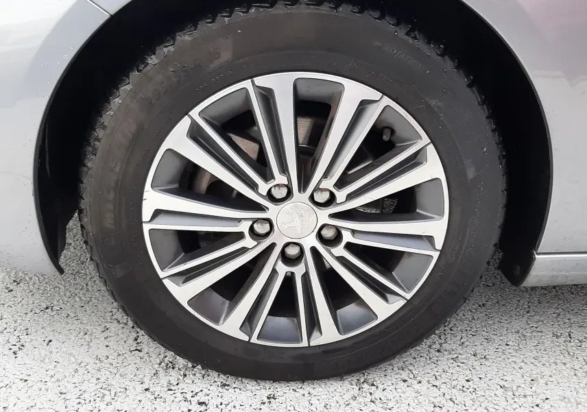 Gros plan sur la roue avant gauche gris Artense d’une Peugeot 308 SW 1.2 PureTech 110ch Road Trip 2021.