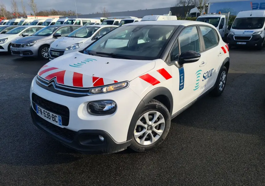 Citroën C3 Société blanche vue 3/4 avant droit avec marquages rouges et logo Saur sur porte.