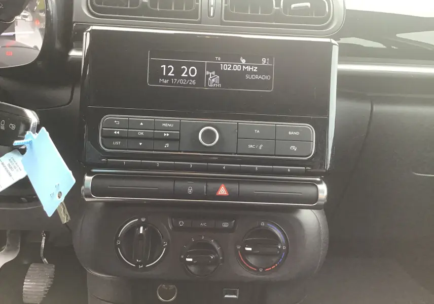 Tableau de bord de Citroën C3 Société 1.5 BlueHDi 100, vue frontale centrée sur la console et commandes noires.