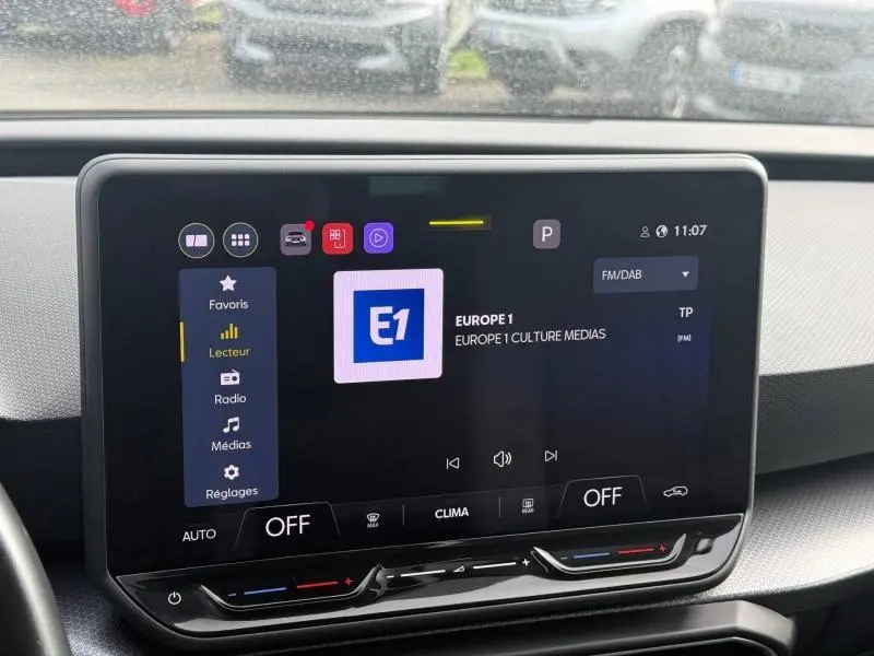 Écran tactile central de la SEAT Leon 2025 affichant la radio Europe 1, vue intérieure frontale.