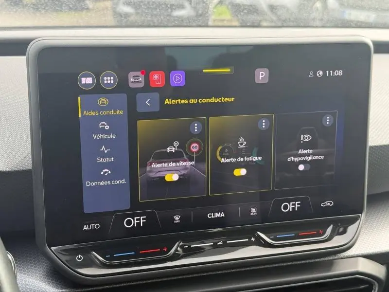 Écran tactile central du tableau de bord du SEAT LEON 2025 affichant les alertes au conducteur.