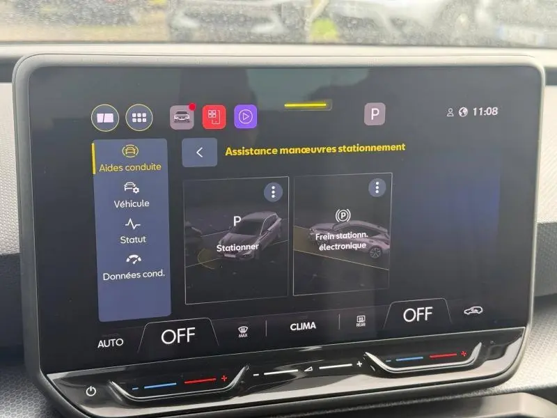 Écran tactile central de la SEAT LEON 2025 montrant l'assistance aux manœuvres de stationnement.