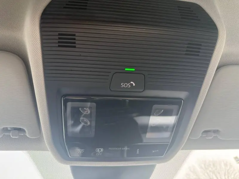 Vue intérieure du plafonnier avec bouton SOS et éclairages, dans une SEAT LEON blanc Nevada métallisé 2025.