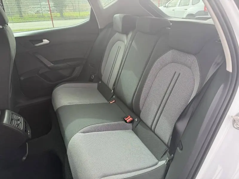 Vue intérieure côté droit des sièges arrière gris/noir de la SEAT LEON 2.0 TDI 115ch STYLE XL 2025 blanche.
