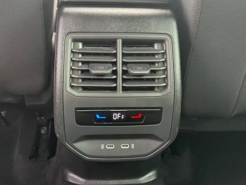 Vue rapprochée des commandes de climatisation arrière et des prises USB de la SEAT LEON 2025, intérieur noir.