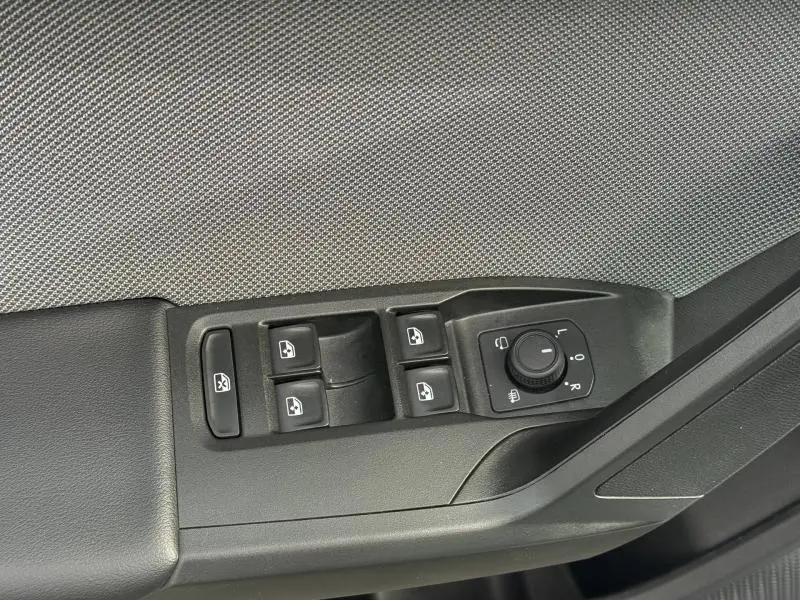 Détail des commandes des vitres et rétroviseurs côté conducteur d’une SEAT LEON 2.0 TDI blanche, intérieur gris/noir.