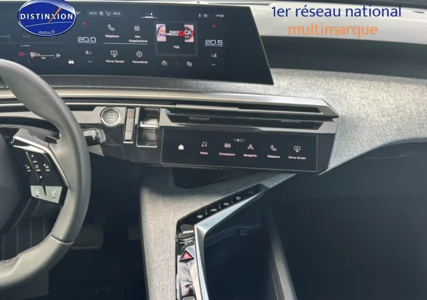 Vue intérieure du tableau de bord et console centrale du Peugeot 3008 1.2 hybrid 145 allure e-dcs6 2025, finition tissu gris.