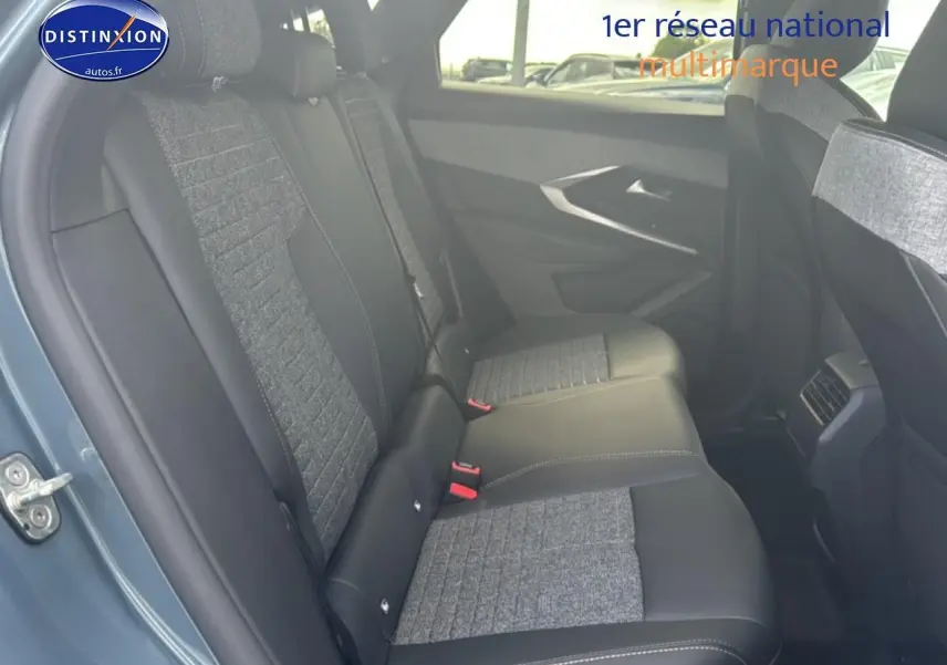 Vue intérieure côté droit des sièges arrière en tissu et cuir gris du Peugeot 3008 bleu 2025.