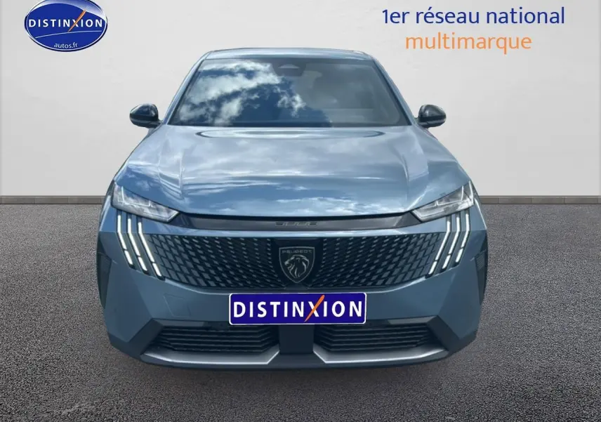 Vue frontale d'un Peugeot 3008 bleu 2025 avec calandre noire et feux LED distinctifs en griffes.